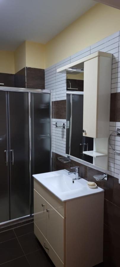 New & Great Located Apartment Near Center Tirana Bagian luar foto
